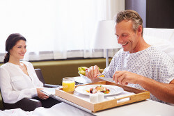 Ehemann isst im Krankenhaus